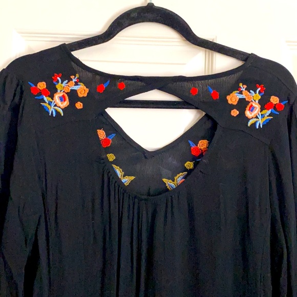 UMGEE Embroidered Tunic Top- Medium - Picture 2 of 5